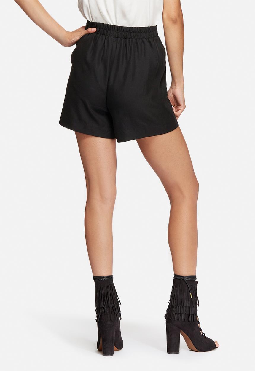 Vero Moda - Lala tailored shorts