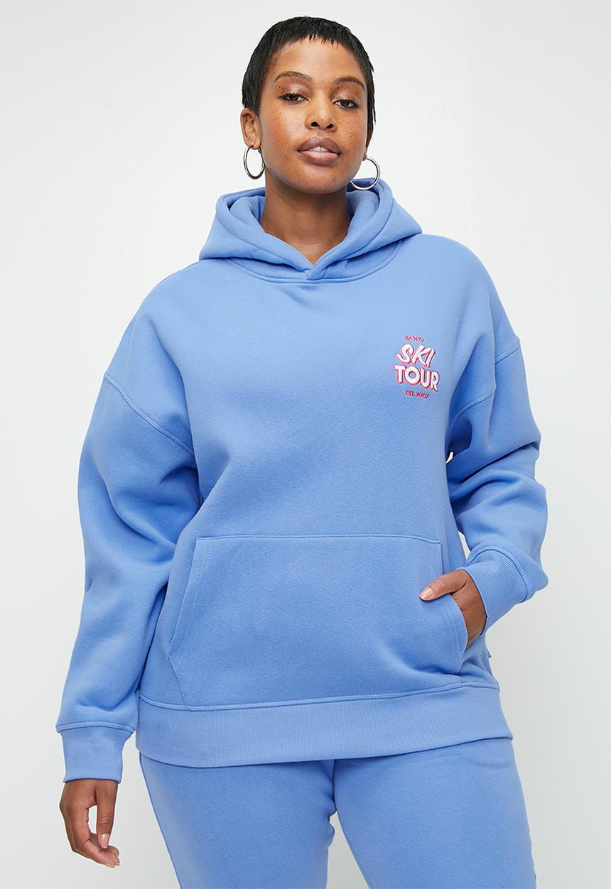 Cotton On - Plus Plush Premium Graphic Hoodie - Gumball/Ski Tour