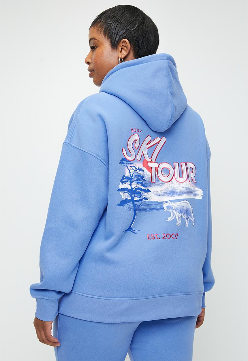 Cotton On - Plus Plush Premium Graphic Hoodie - Gumball/Ski Tour