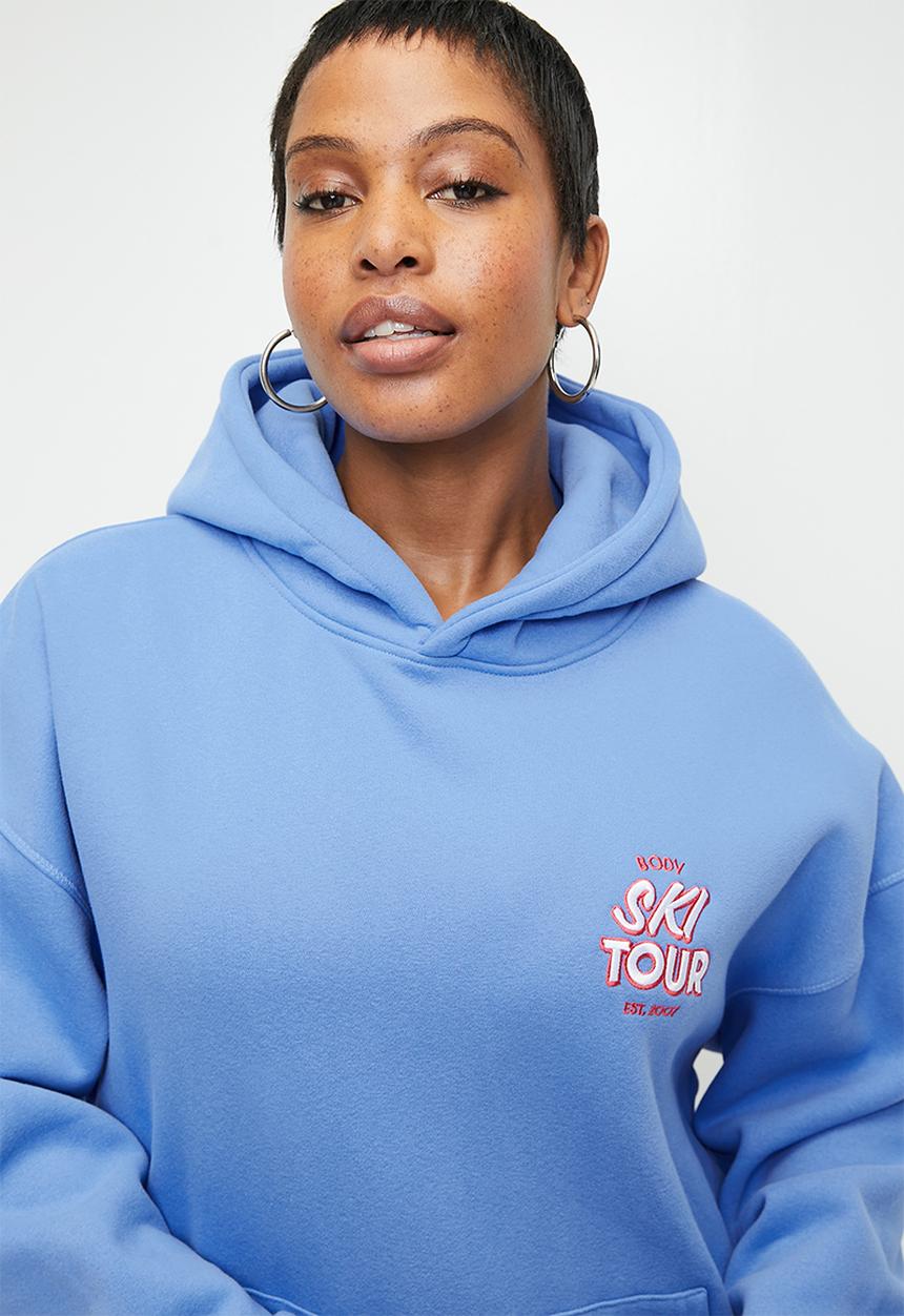 Cotton On - Plus Plush Premium Graphic Hoodie - Gumball/Ski Tour