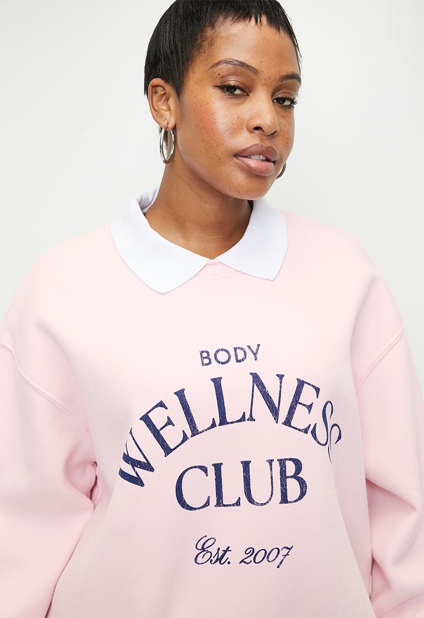 Cotton On - Plus Plush Collar Sweatshirt - Cherry Dream/Wellness Club
