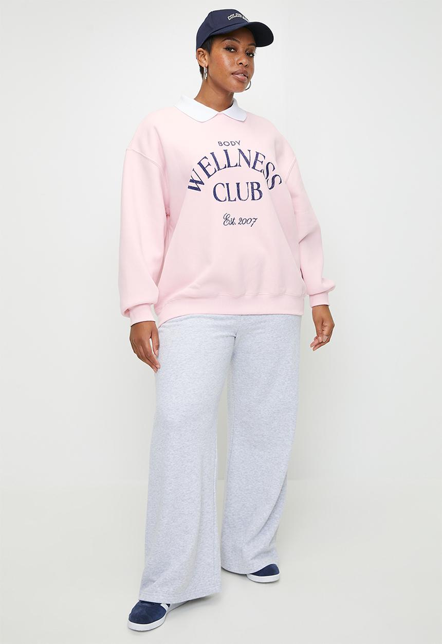 Cotton On - Plus Plush Collar Sweatshirt - Cherry Dream/Wellness Club