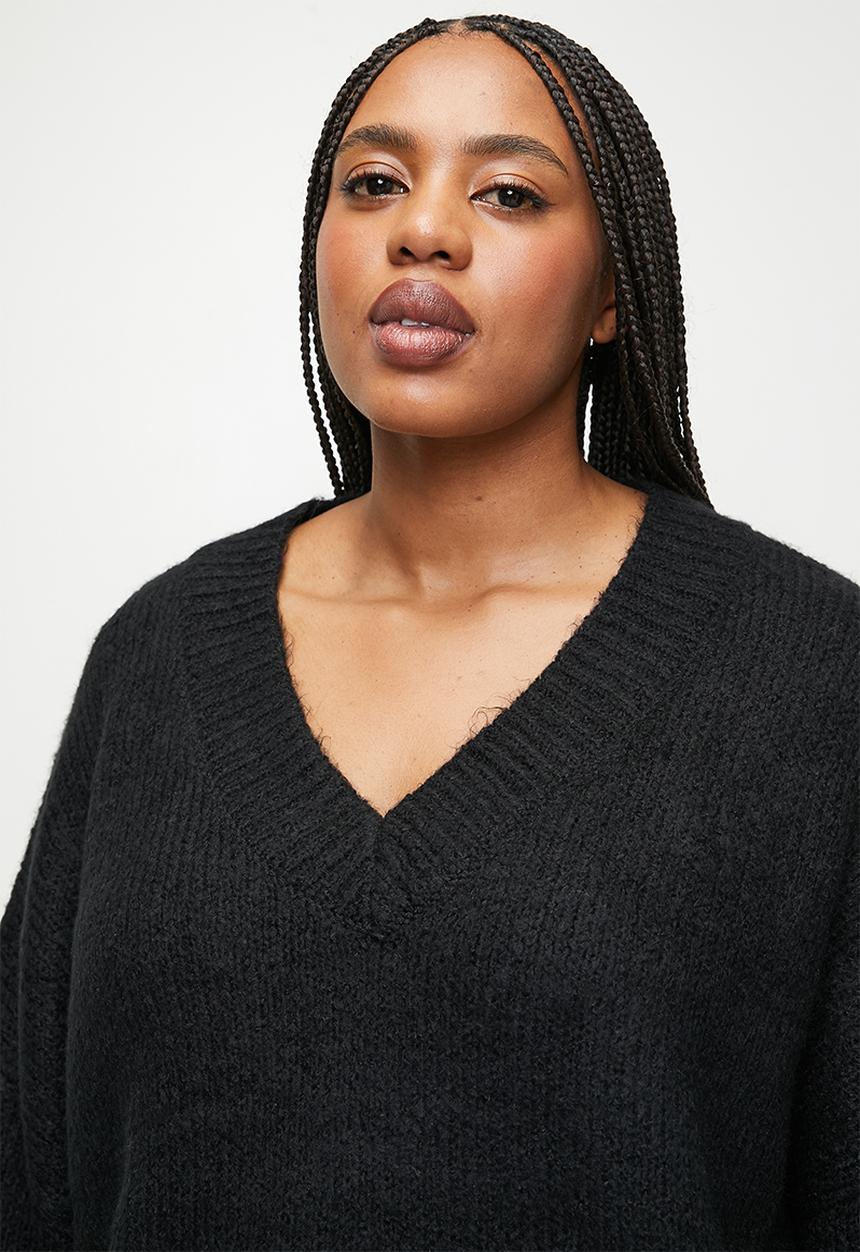 Cotton On - Plus  luxe v-neck pullover - black