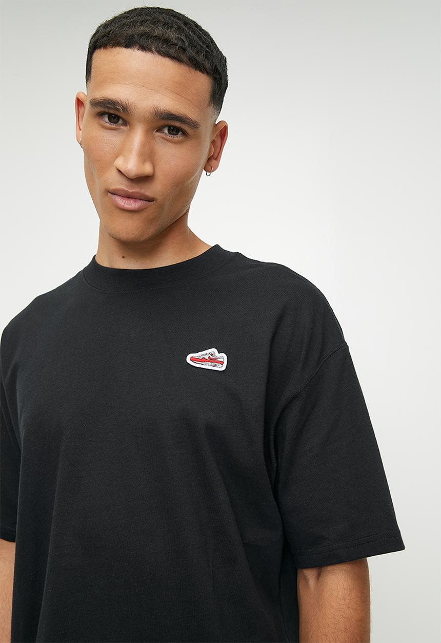 Nike - U nsw tee m90 sneaker patch - black