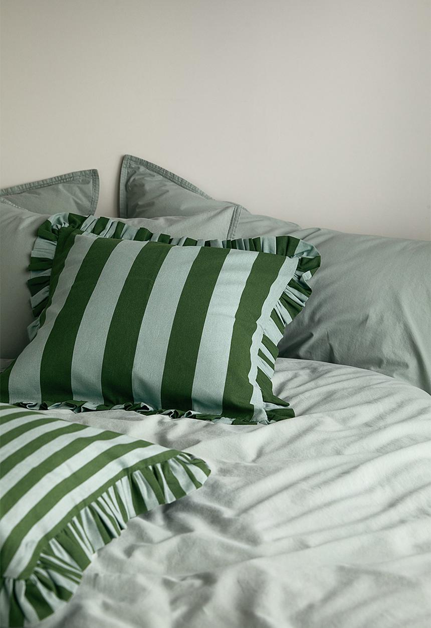 H&M - Frill-trimmed cushion cover - dark green/striped