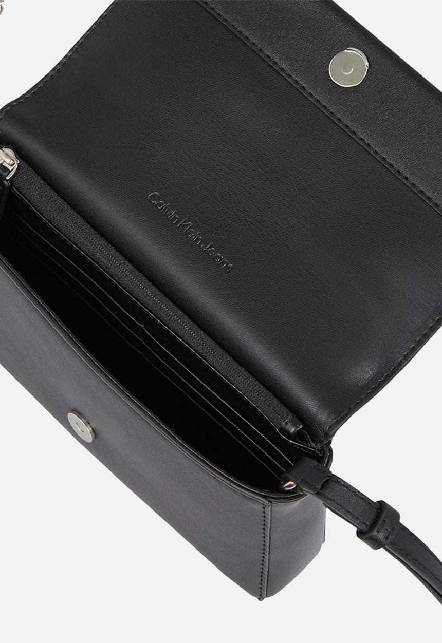 Calvin Klein - Sculpted ew flap phone cb mono - black/white
