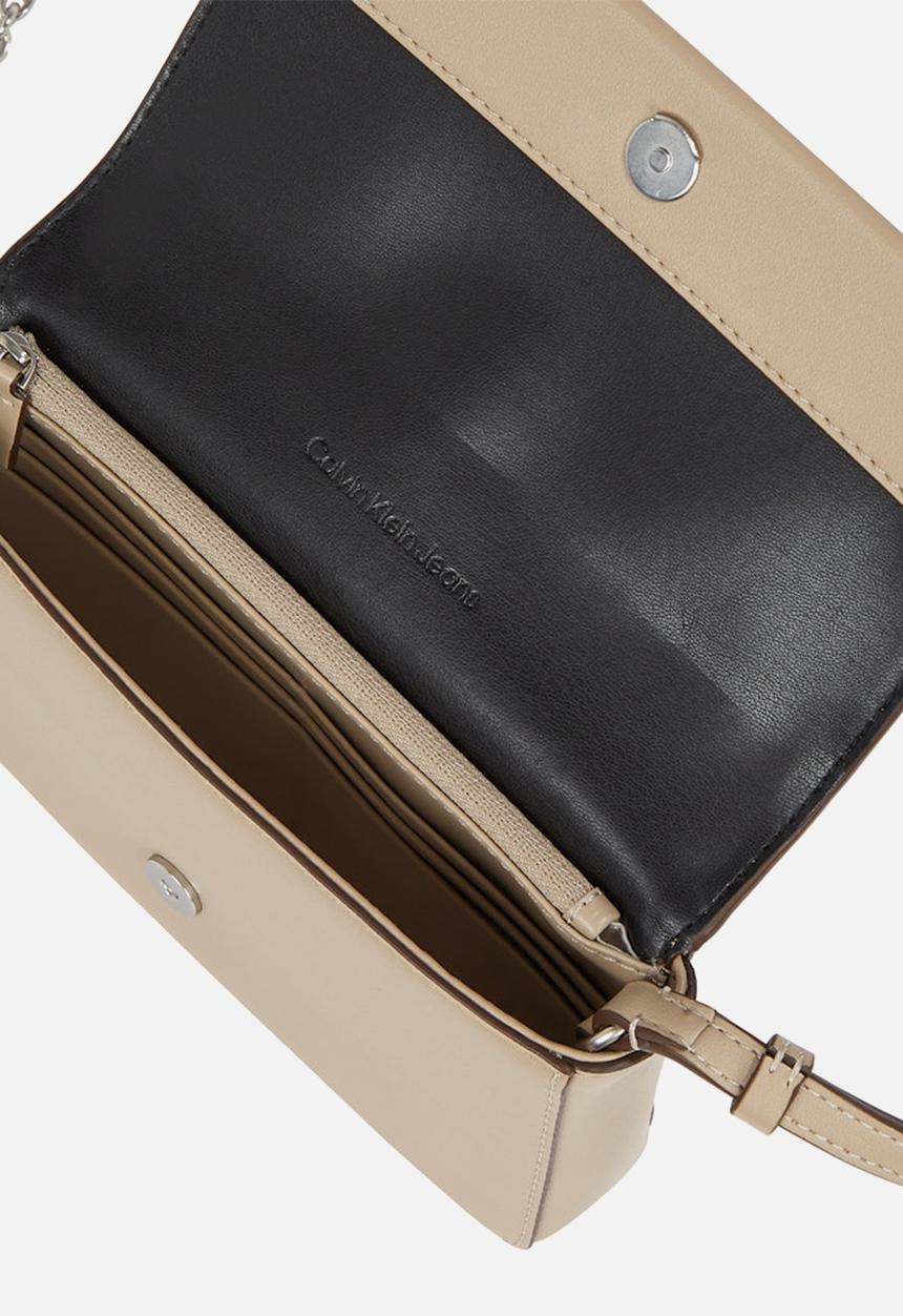 Calvin Klein - Sculpted ew flap phone cb mono - crockery