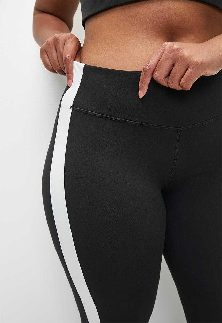 Cotton On - Plus Ultra Soft Contour Split Flare - Black/White