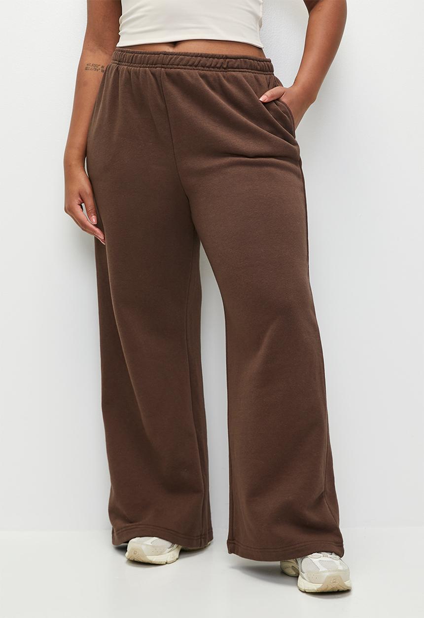 Cotton On - Plus  classic fleece wide leg sweatpant - chocolate