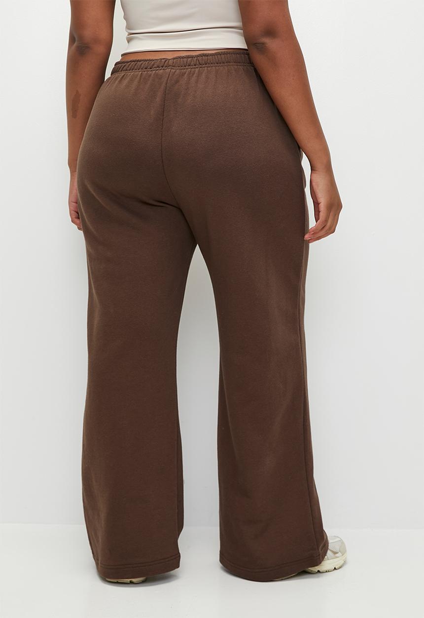 Cotton On - Plus  classic fleece wide leg sweatpant - chocolate