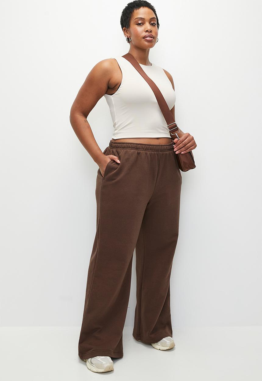 Cotton On - Plus  classic fleece wide leg sweatpant - chocolate