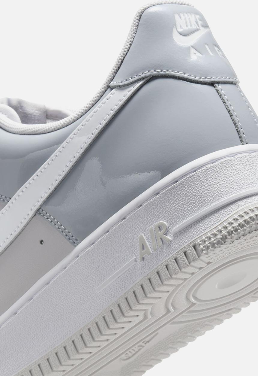 nike air force 1 07 trainers oil grey white star stud