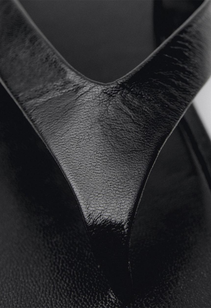 MANGO - Somni leather thong - black