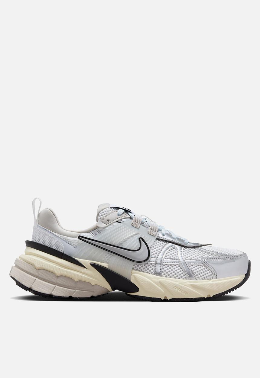 V2K Run- Summit White/Metallic Silver