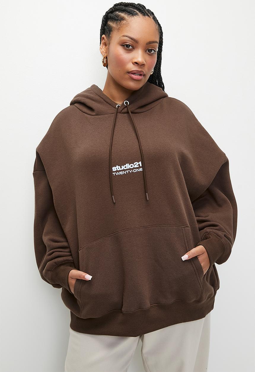 Cotton On - Plus classic fleece graphic hoodie - studio 21 stars/chocolate