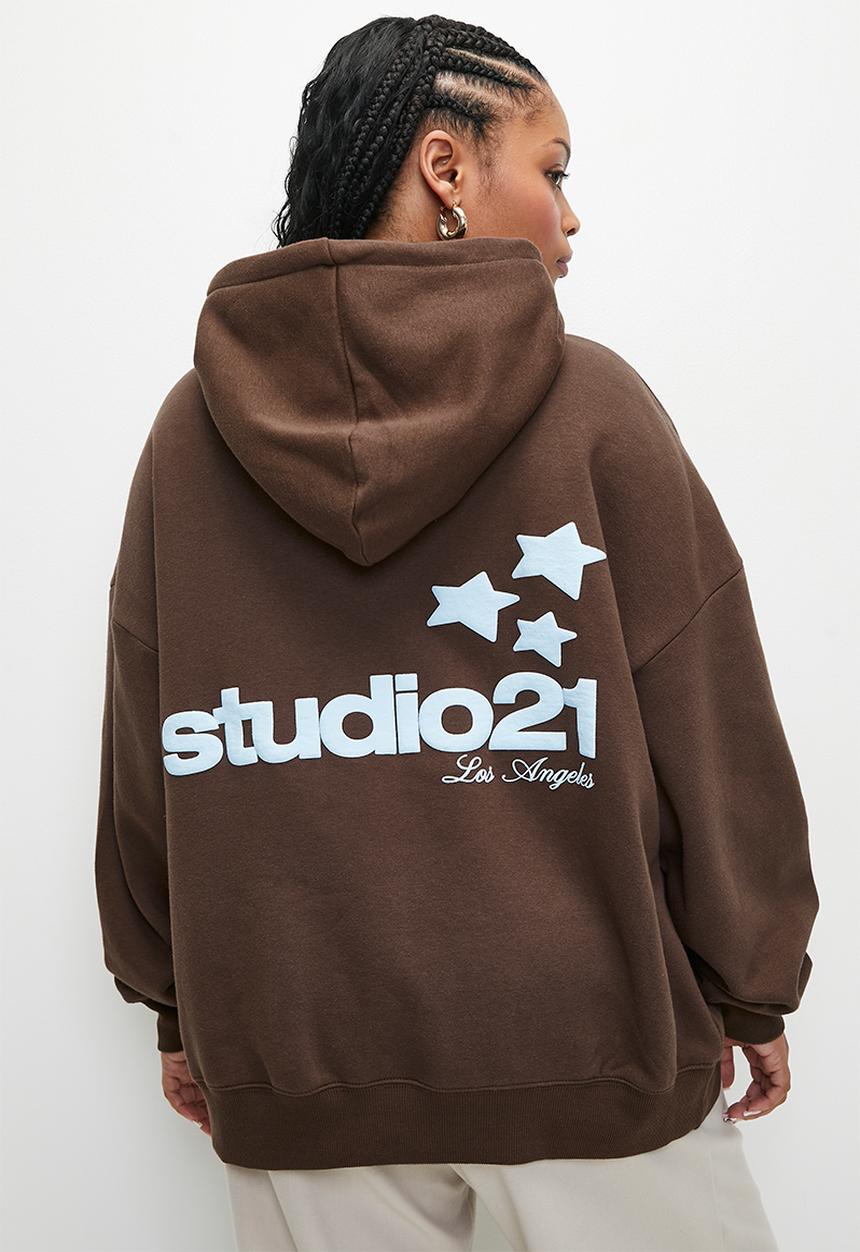 Cotton On - Plus classic fleece graphic hoodie - studio 21 stars/chocolate