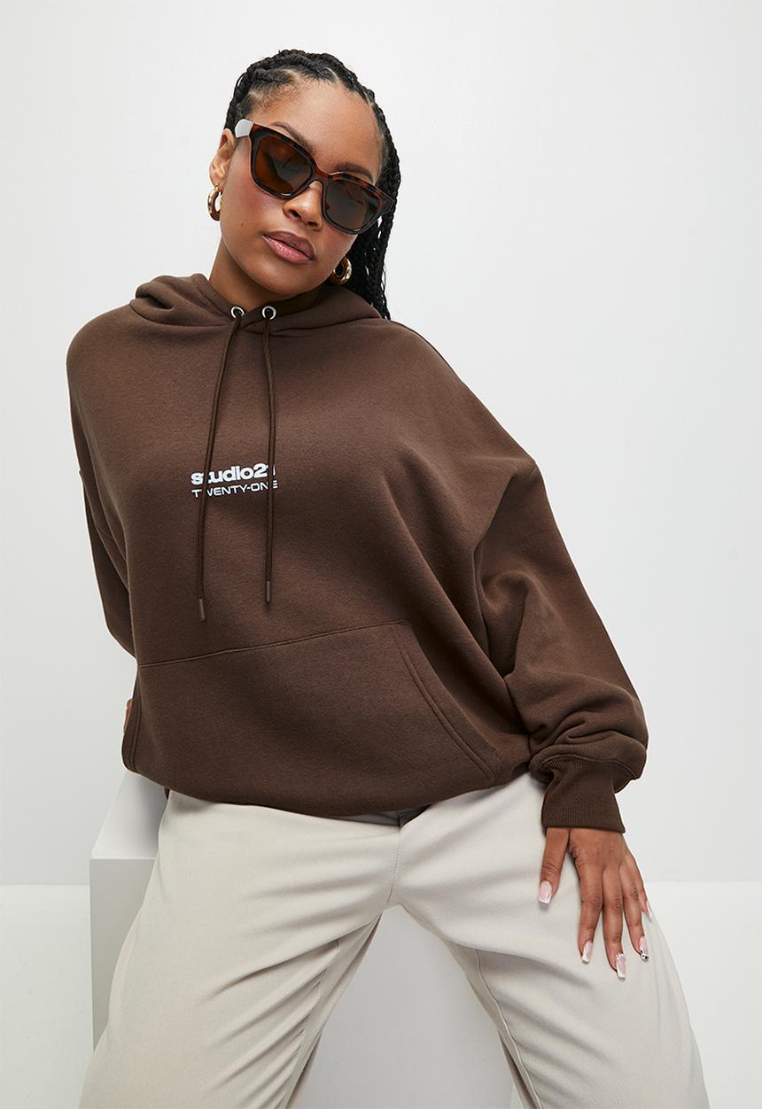 Cotton On - Plus classic fleece graphic hoodie - studio 21 stars/chocolate