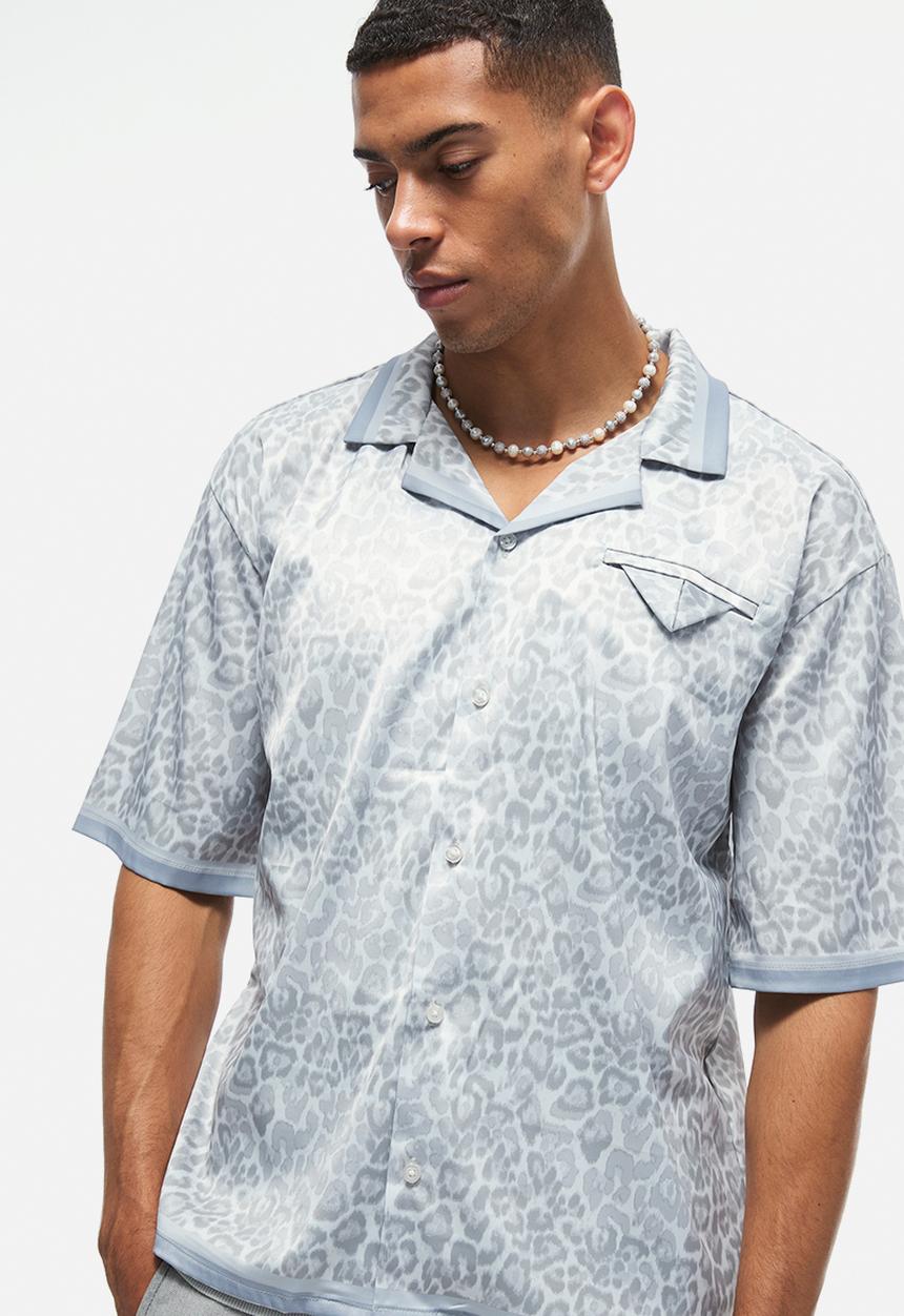 boohooMAN - Oversized Boxy Leopard Print Satin Shirt - light grey
