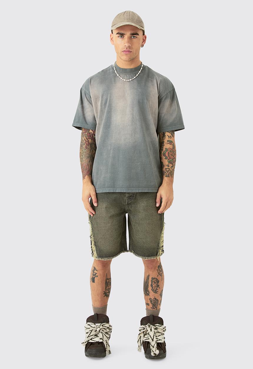 boohooMAN - Relaxed Rigid Extreme Side Ripped Denim Short In Antique Gr - Antique Wash