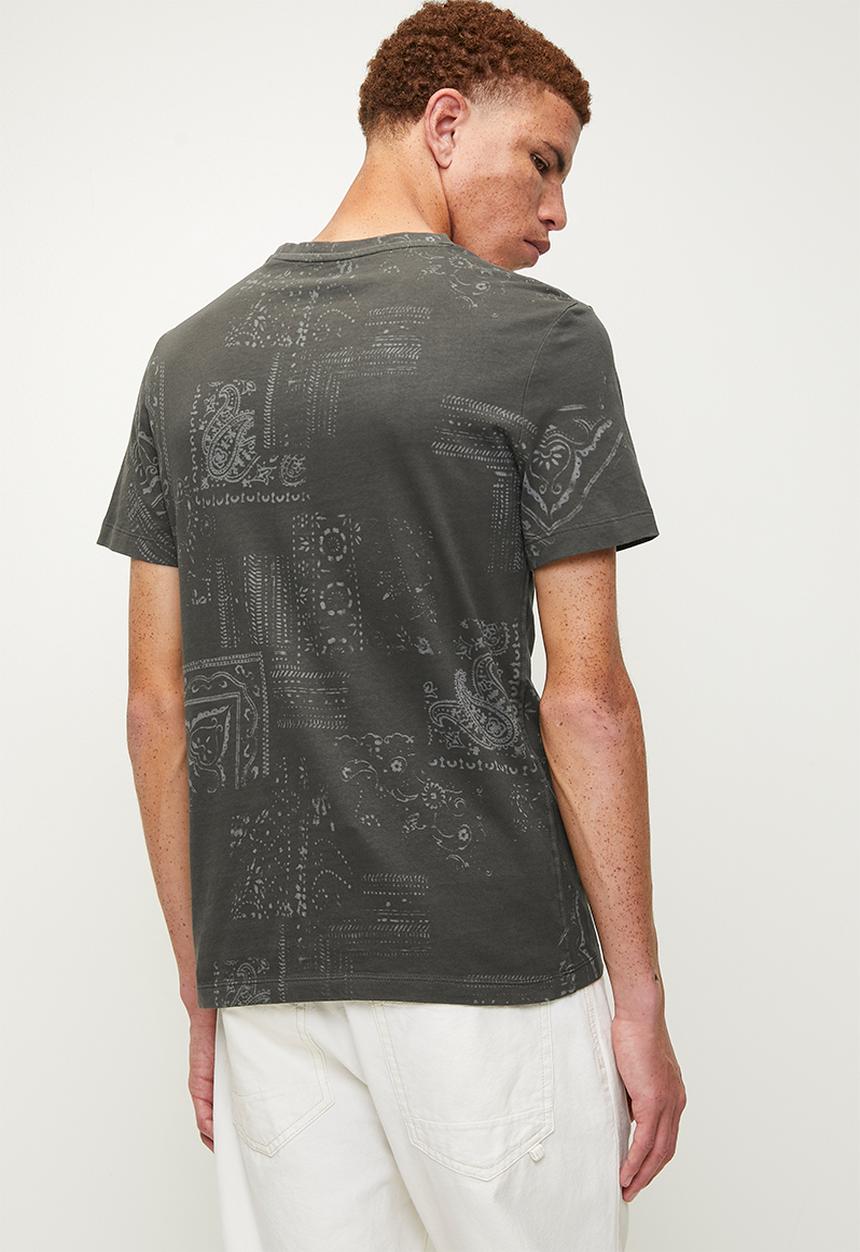 GUESS - Short sleeve cn lasered aop tee - aop asphalt bandana