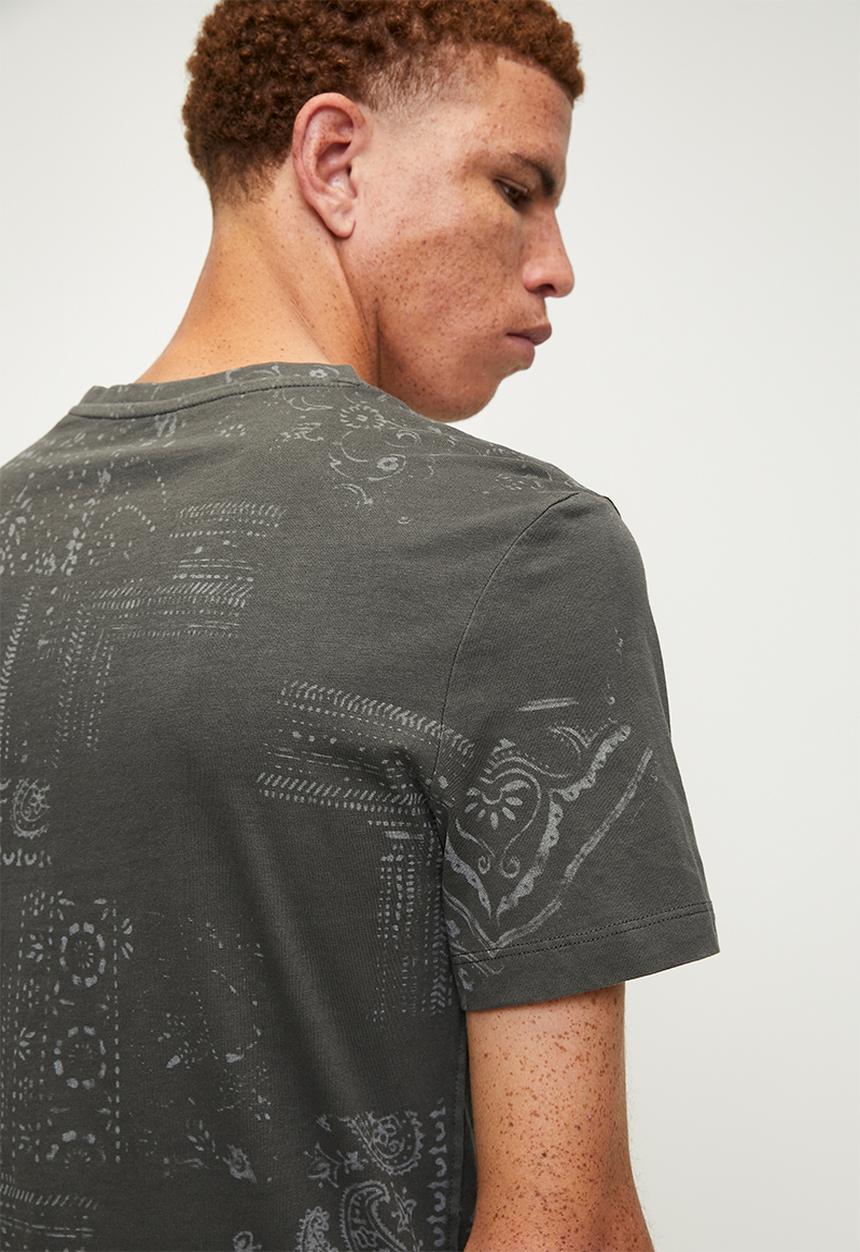 GUESS - Short sleeve cn lasered aop tee - aop asphalt bandana