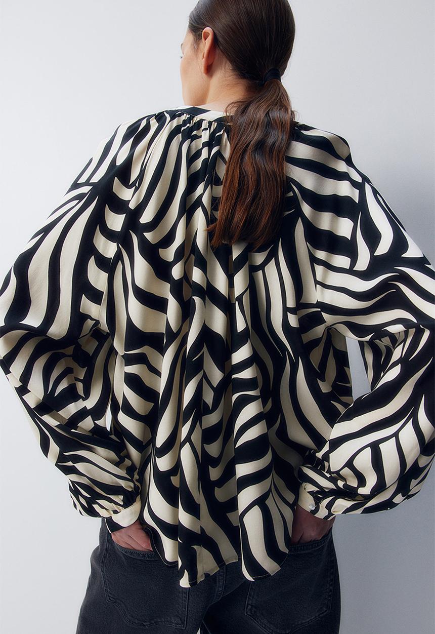 H&M - Balloon-sleeved blouse - light beige black patterned
