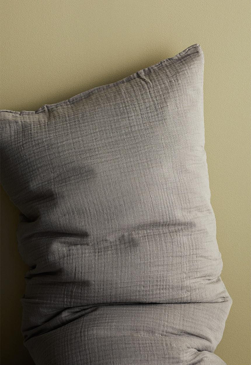 H&M - Cotton muslin pillowcase - light mole