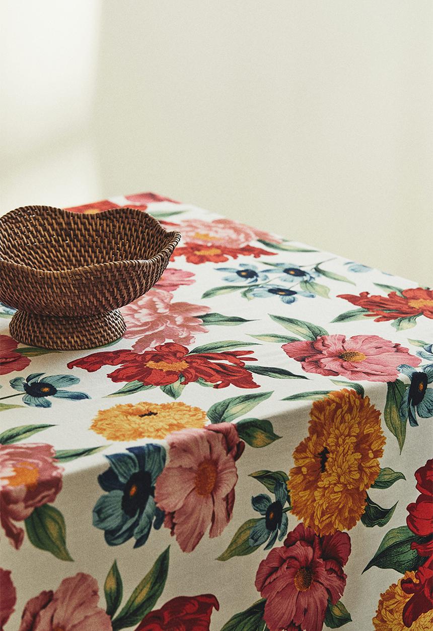 H&M - Patterned tablecloth - white floral 