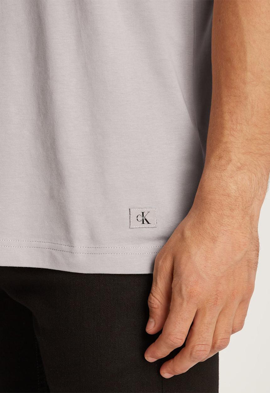Calvin Klein - WOVEN LABEL RELAXED TEE - ATMOSPHERE