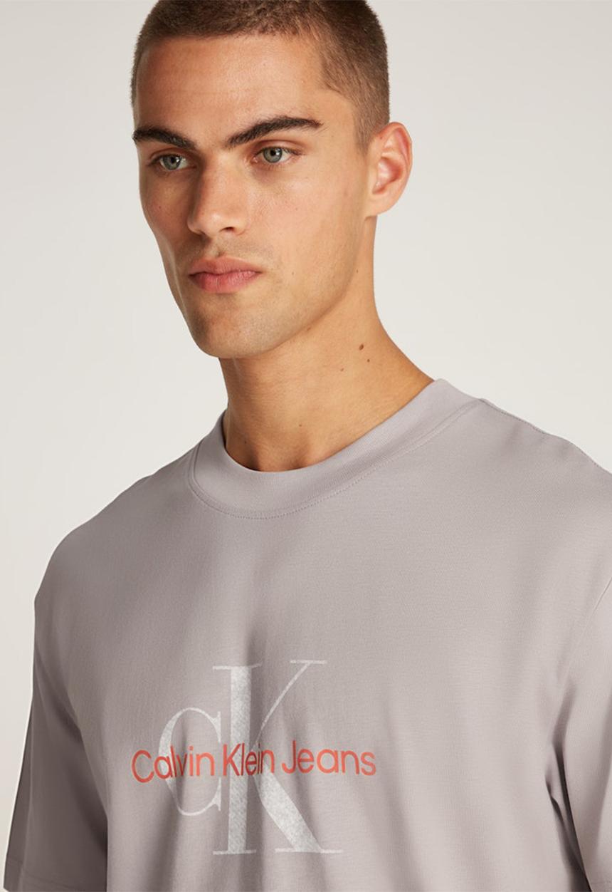Calvin Klein - TEXTURED MONOLOGO TEE - ATMOSPHERE