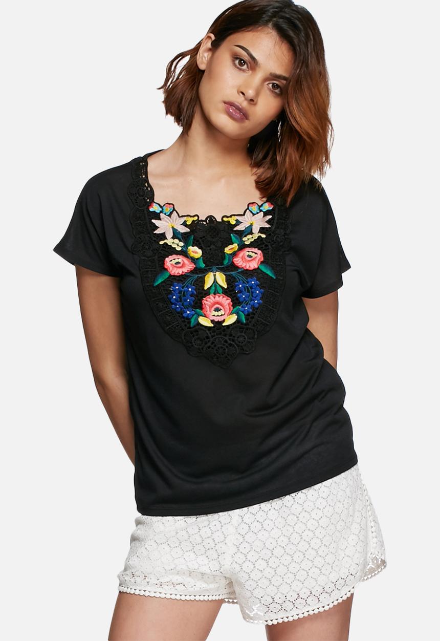 Vero Moda - Camilla embroidered tee