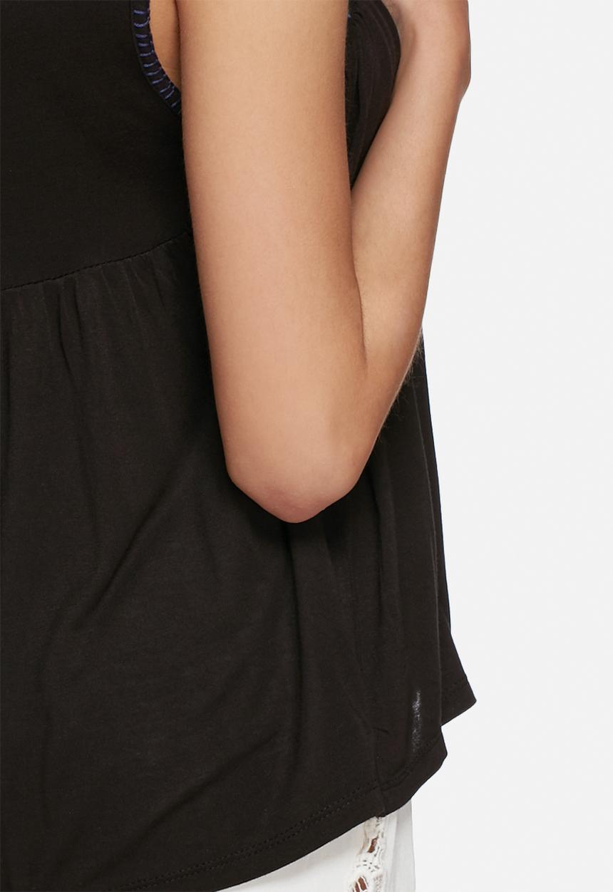Vero Moda - Larisa embroidered top