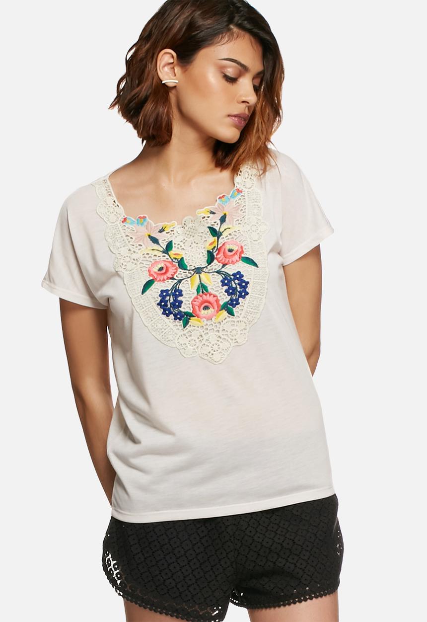 Vero Moda - Camilla embroidered top