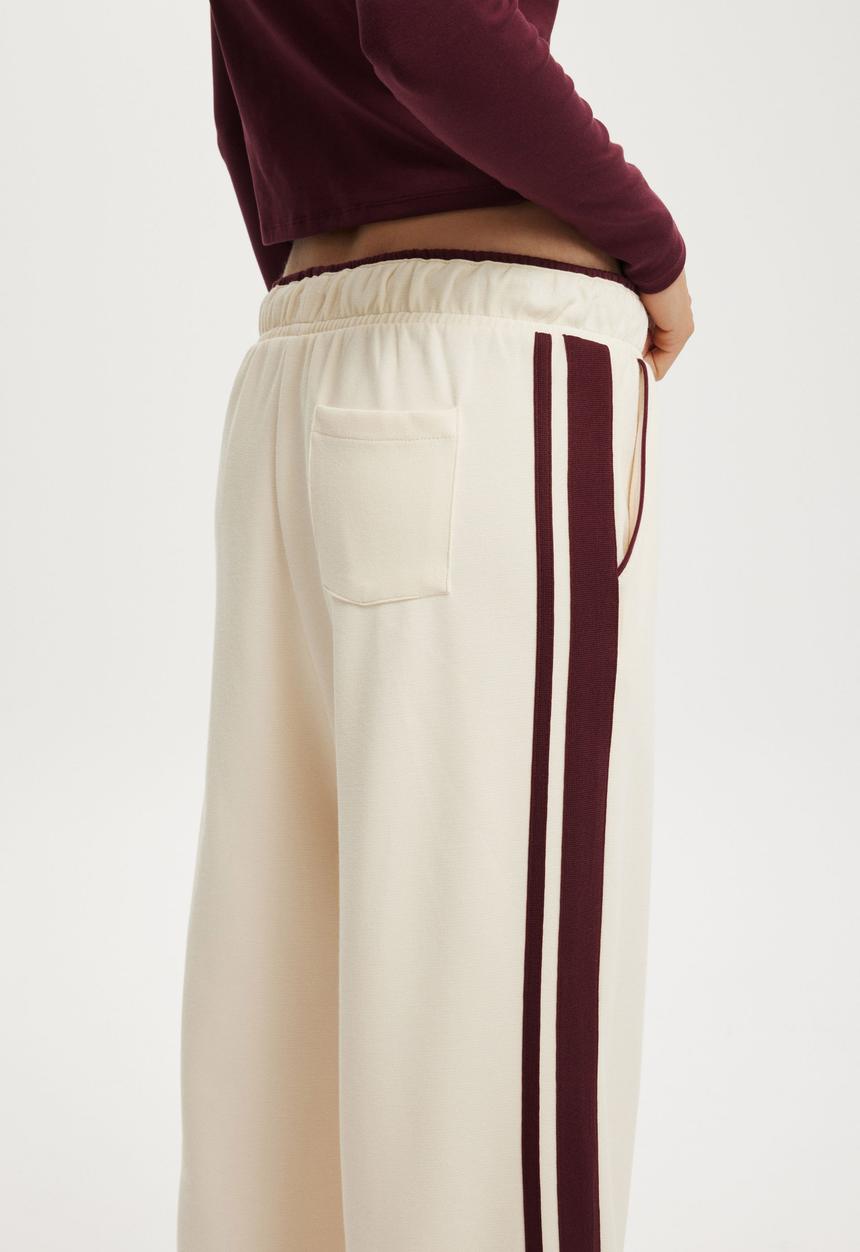 Cotton On - Classic fleece wide leg trackpant-cream/sour cherry