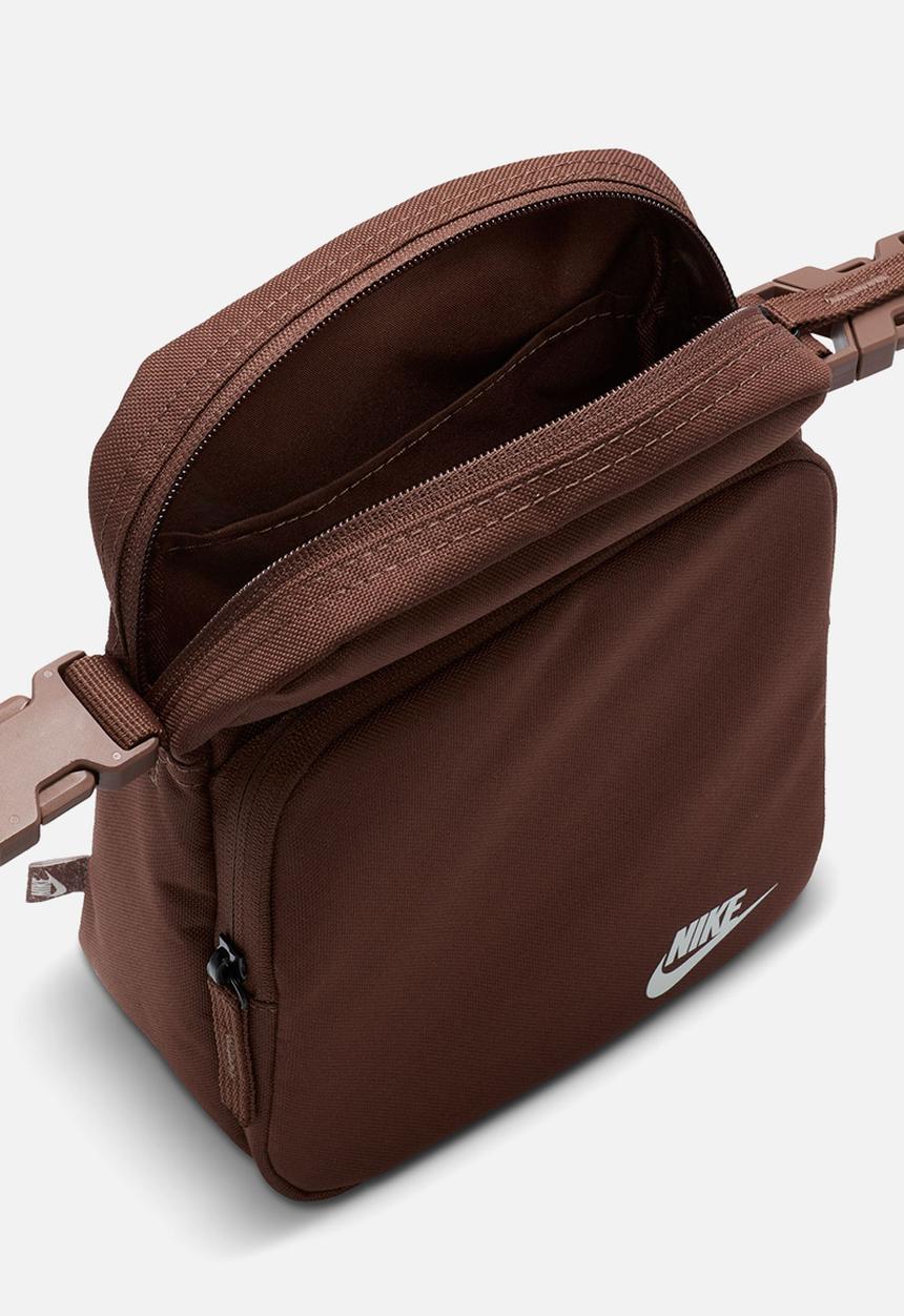 Nike - Nike Heritage Crossbody Bag 4L - Fauna Brown/Summit White
