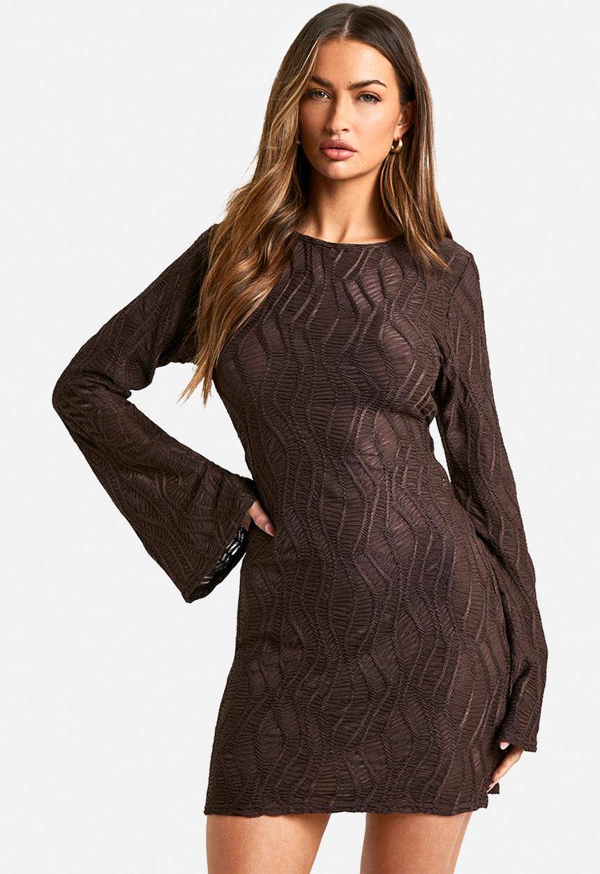 boohoo - Textured flare sleeve mini dress - chocolate