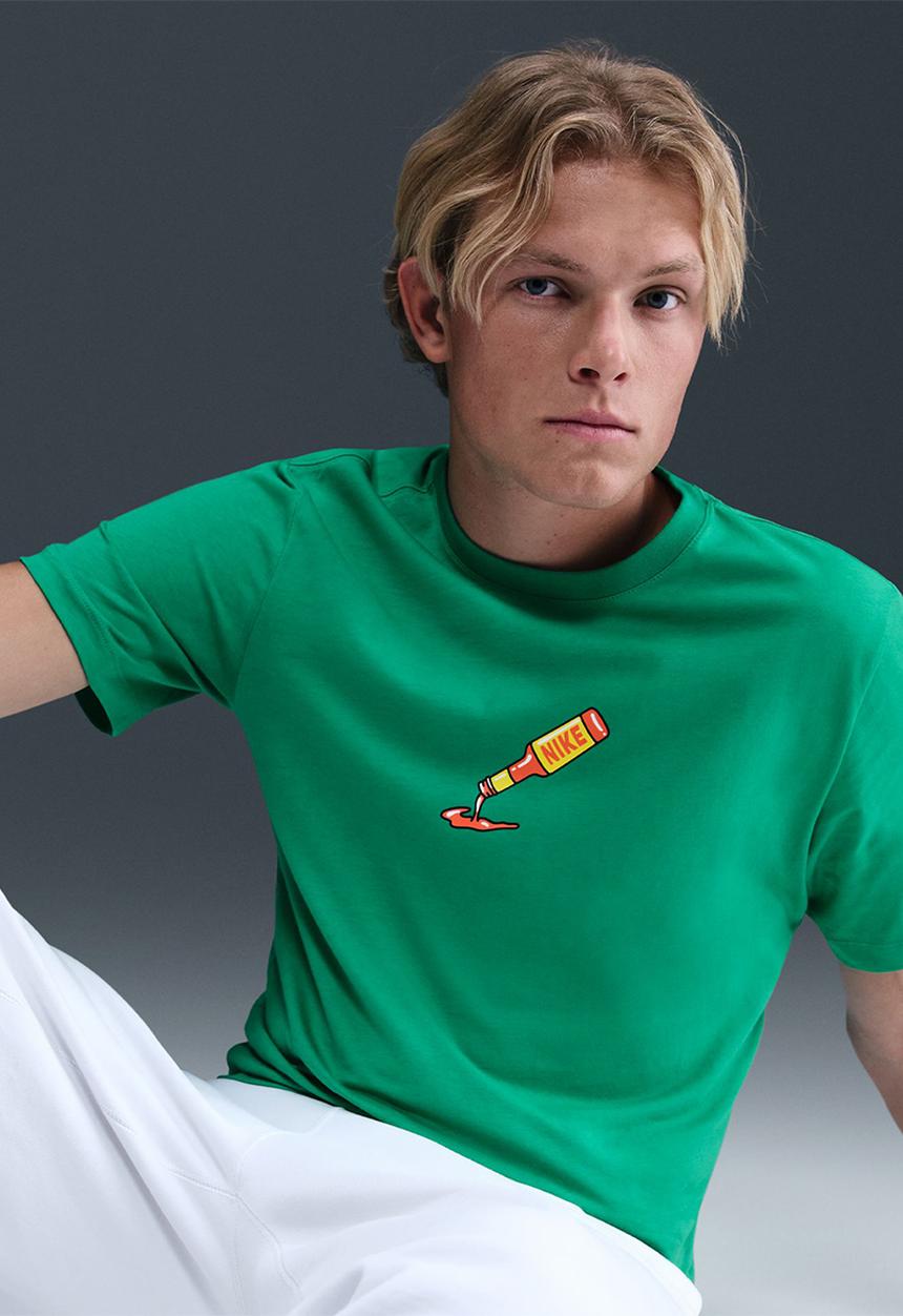 Nike - NSW SSS72 Graphic Tee- Stadi Green