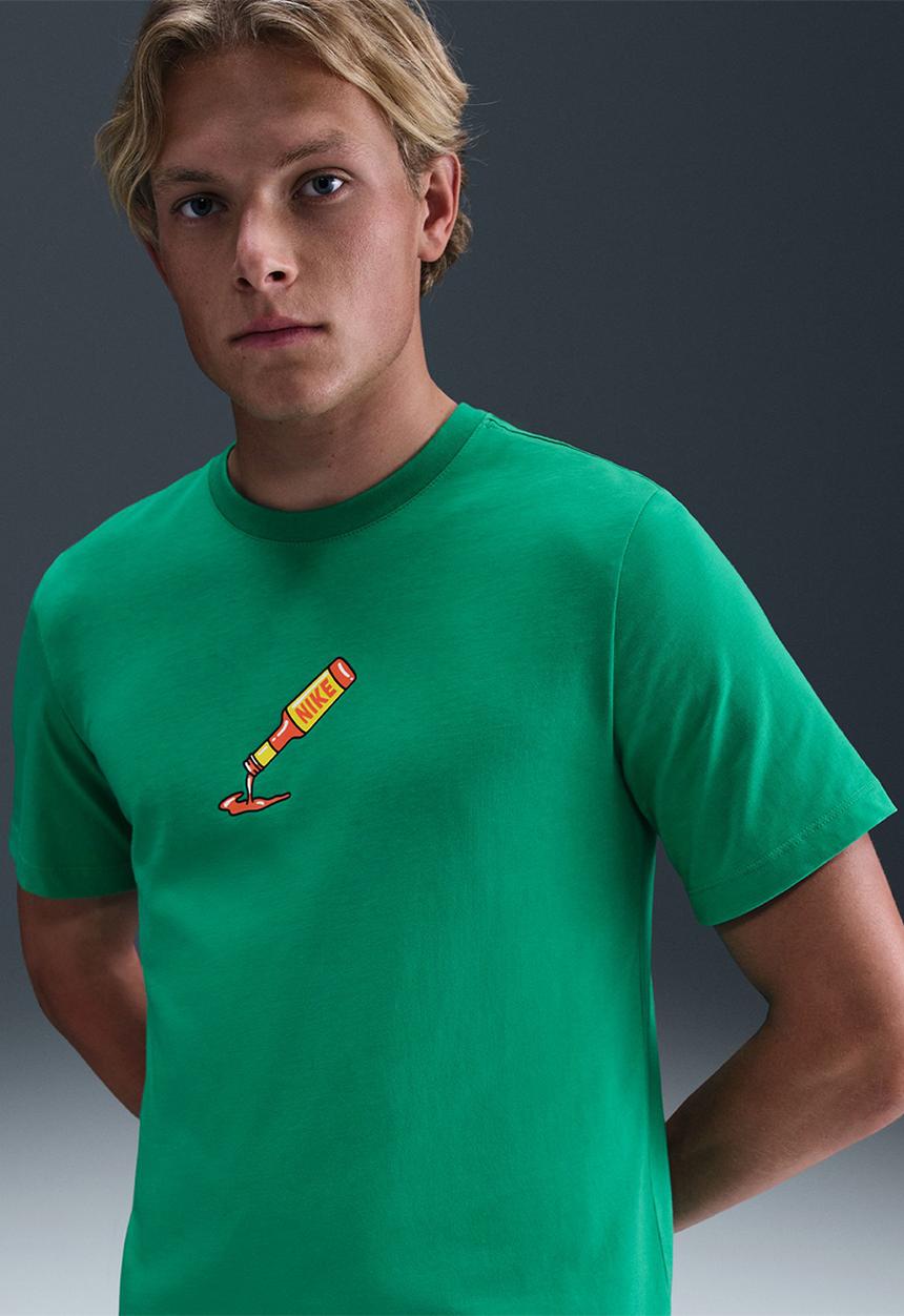 Nike - NSW SSS72 Graphic Tee- Stadi Green