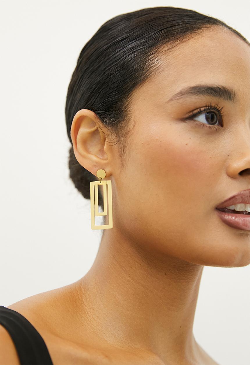 Zoe on Trend - Sleek Elongated Design Earrings - gold