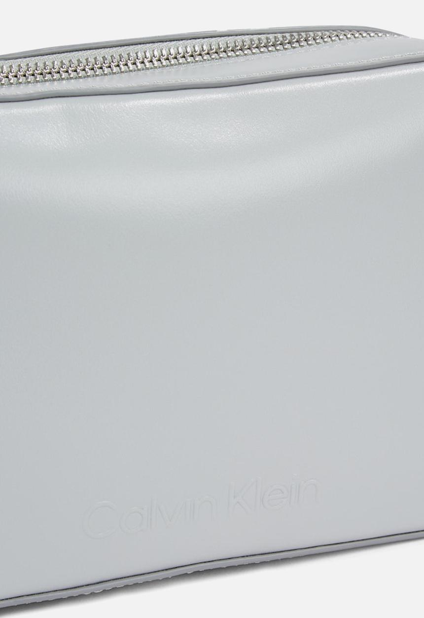 Calvin Klein - Embossed logo camera bag- mirage gray