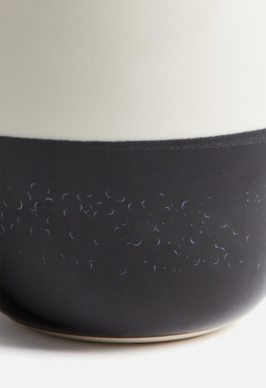 H&M - Patterned stoneware mug - black & white