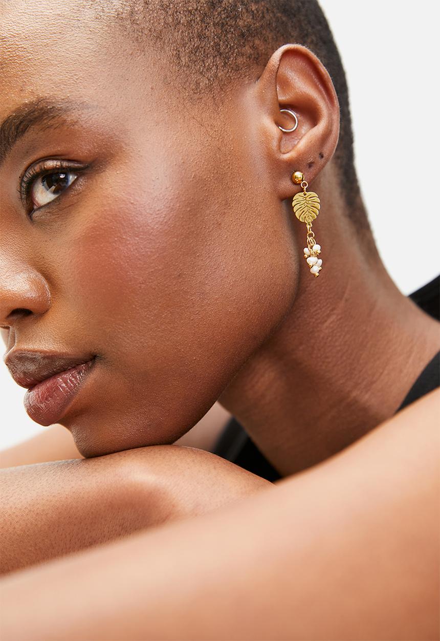 Zoe on Trend - Vogue pearl and leaf drop earrings - gold 