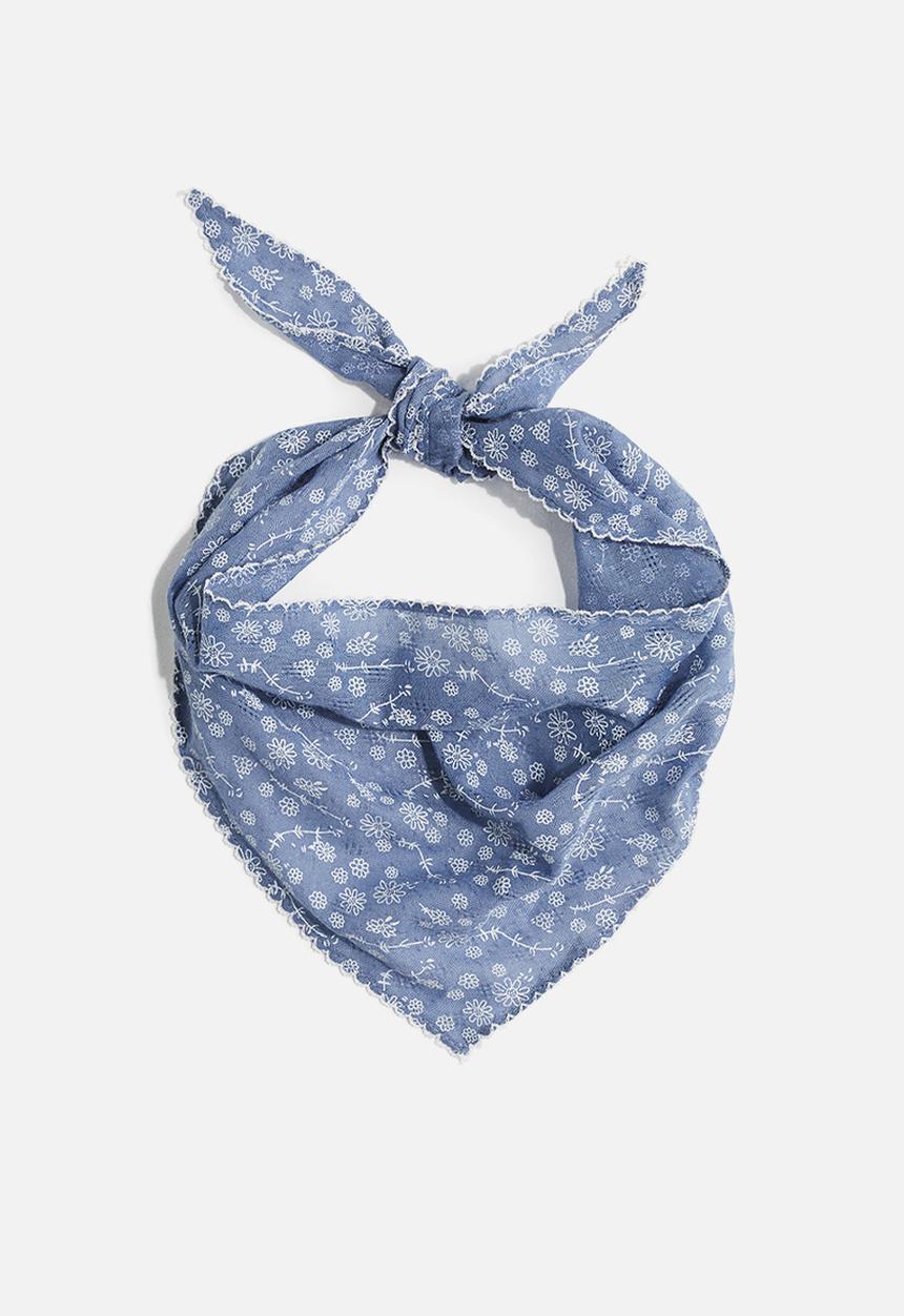 H&M - Scalloped triangle scarf - dusty blue floral
