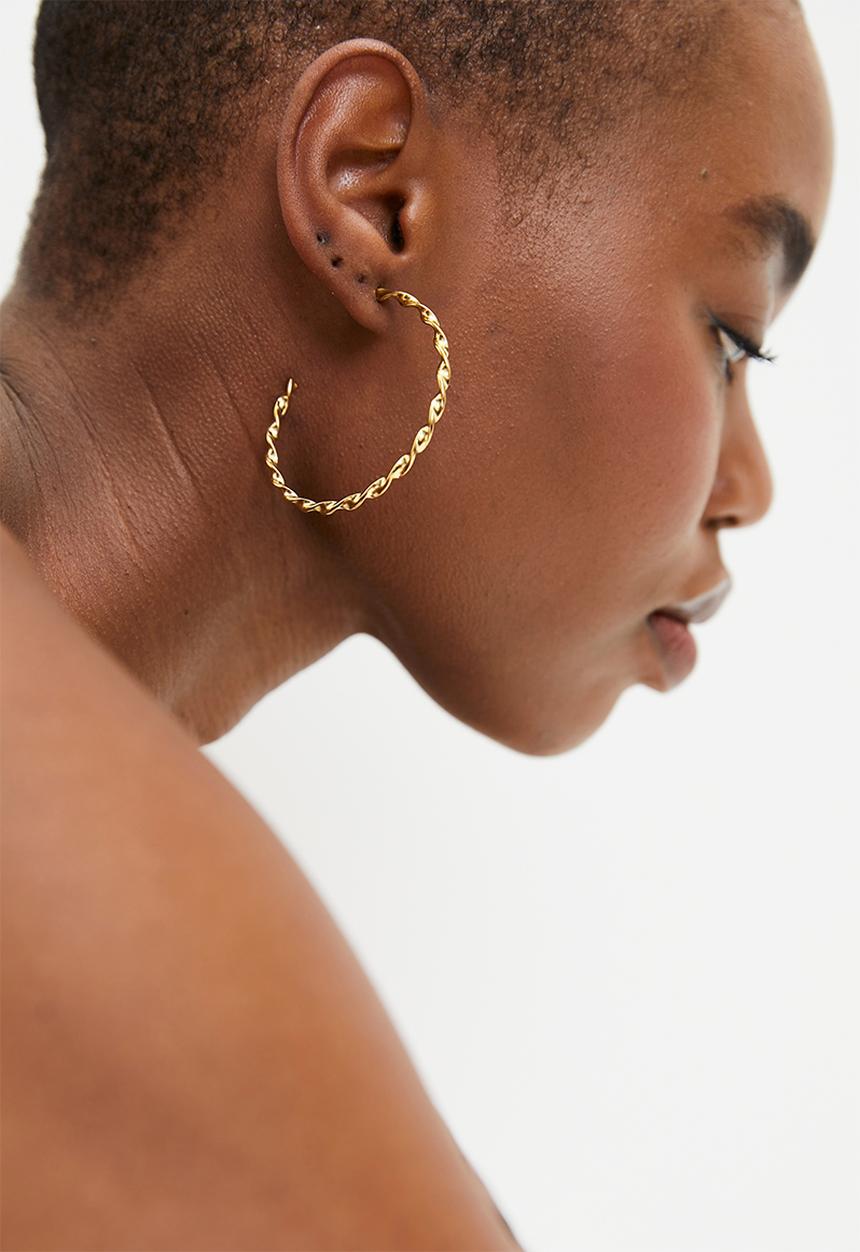 Zoe on Trend - Large twisted hoop earrings-gold