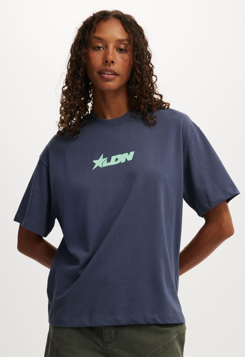 Cotton On - The premium boxy graphic tee - rodeo drive/ collegiate navy