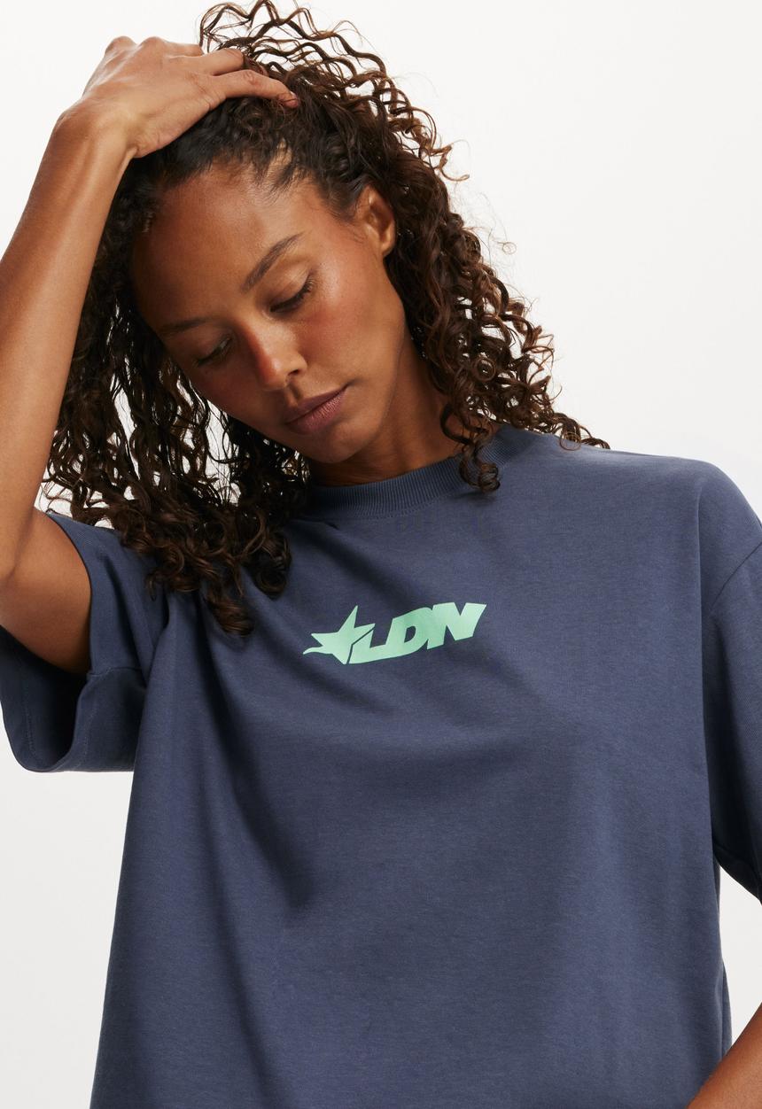 Cotton On - The premium boxy graphic tee - rodeo drive/ collegiate navy