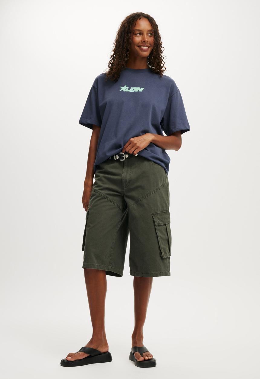 Cotton On - The premium boxy graphic tee - rodeo drive/ collegiate navy