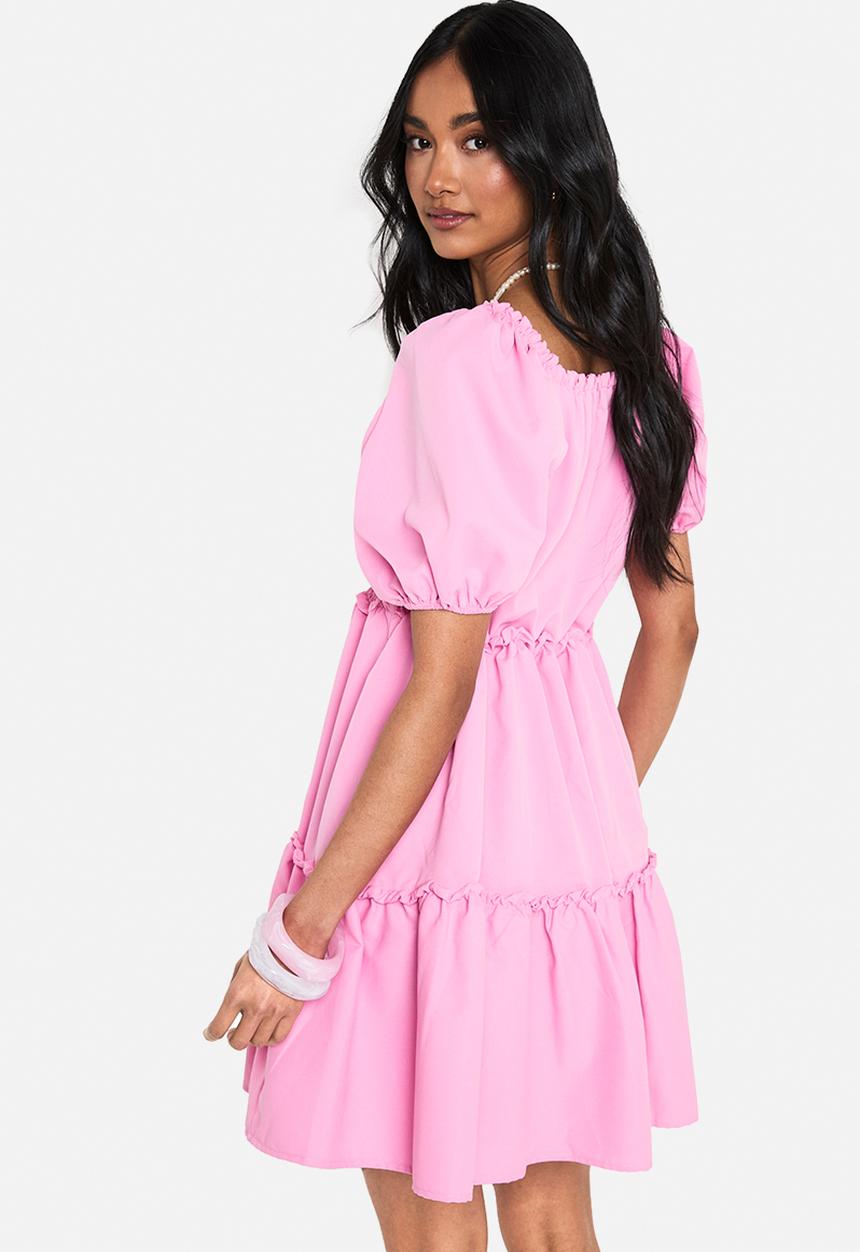 boohoo - Puff sleeve shirred tiered smock dress - pink