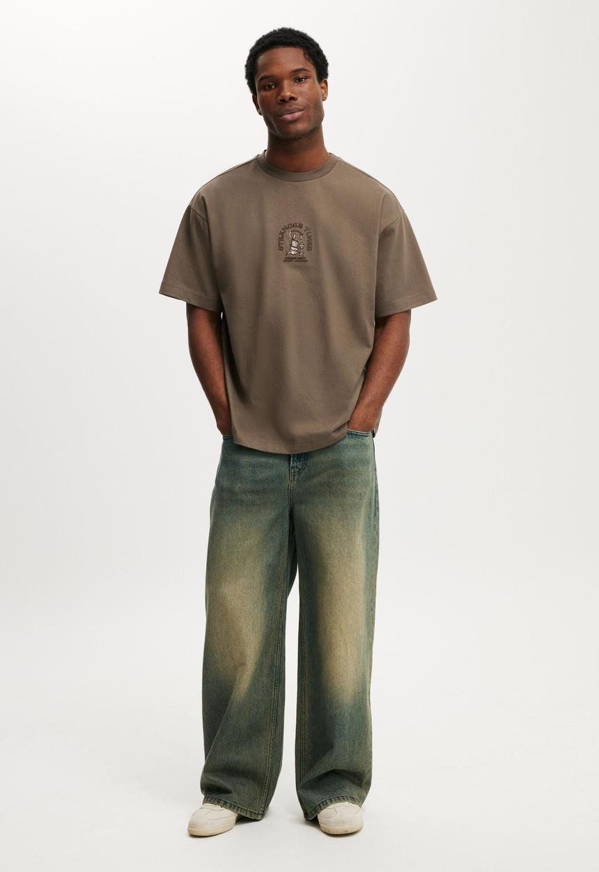 Cotton On - Box Fit Graphic T-Shirt - Cedar Brown/Opening Party