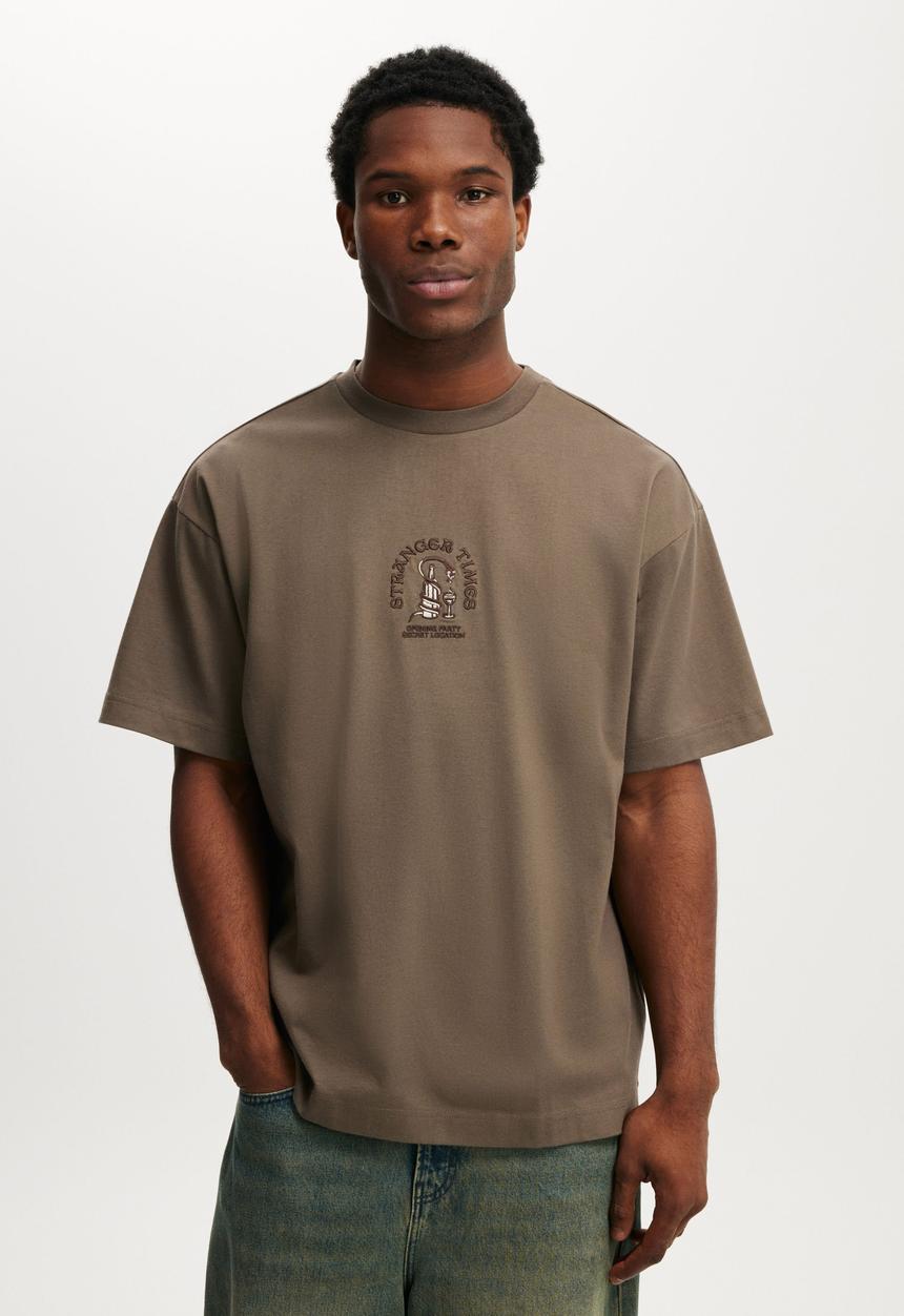 Cotton On - Box Fit Graphic T-Shirt - Cedar Brown/Opening Party